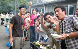 夏,学生と先生が集まって焼肉を食べお酒を飲みながら語ります.